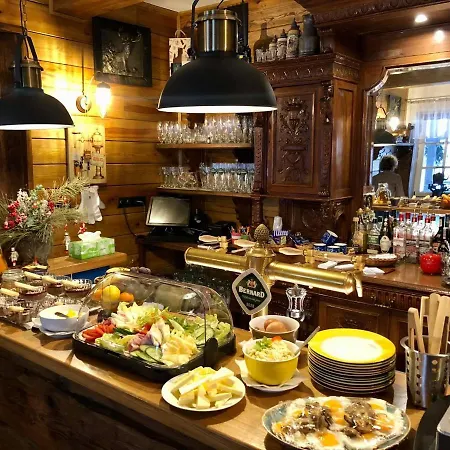 Maxmillian & Restaurant Guest house *
