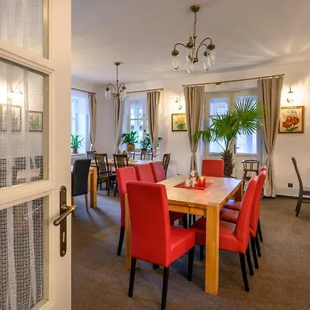 Maxmillian & Restaurant Guest house *