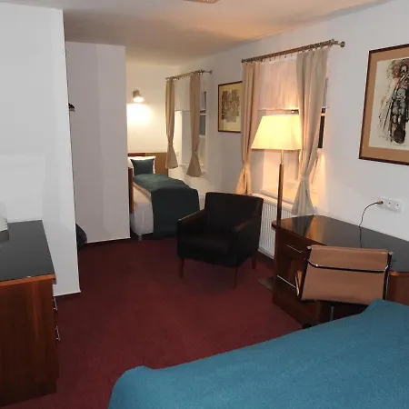 Maxmillian & Restaurant Guest house *