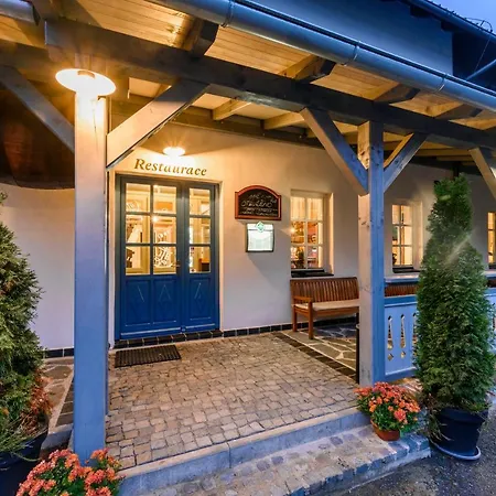 Maxmillian & Restaurant Guest house *